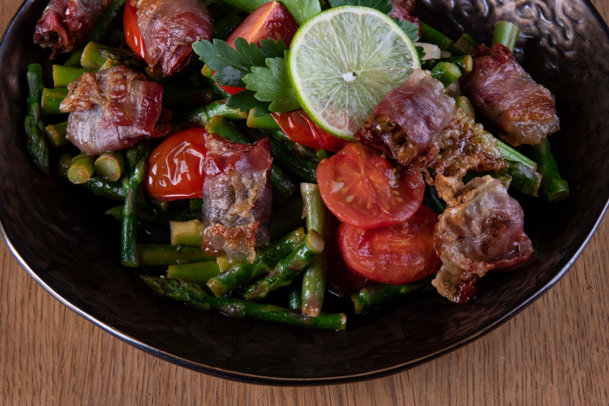 Spargelsalat mit Vulcano Specknüssen Vulcano